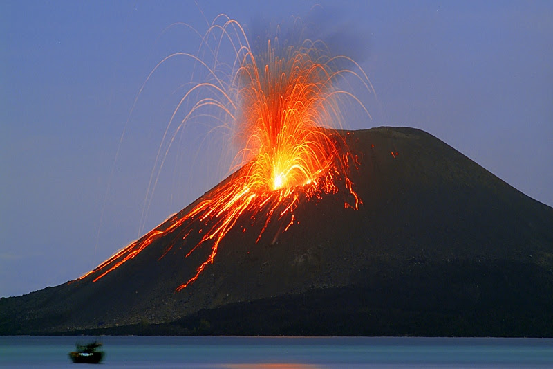 Вулканы и вулканические извержения. Стромболи вулкан. Стромболианский Тип вулканов. Извержение вулкана Стромболианский. Вулкан Стромбольский Тип.