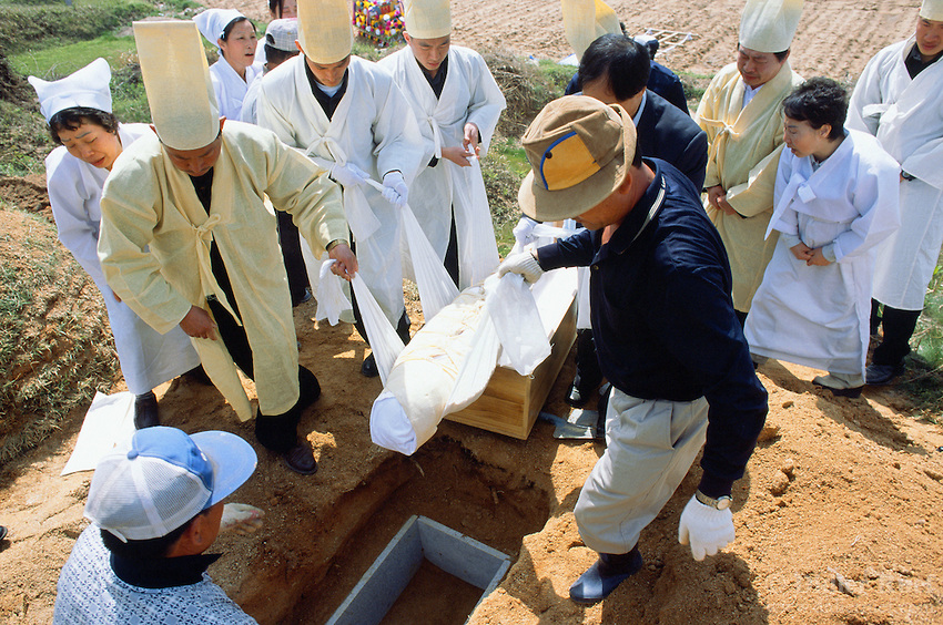 Южный похоронить. Могилы в Южной Корее. Похоронные обряды корейцев. Корейские похороны традиции. Погребальный обряд Китай.