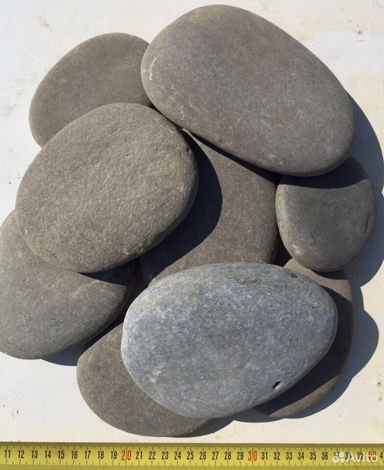 Круглый и округлый. Плоский камень. Крупные плоские камни. Речной камень плоский. Плоский камушек.