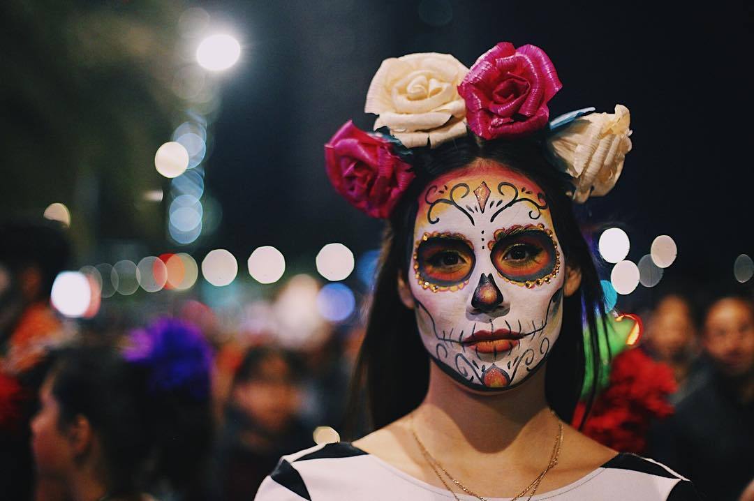 Праздник мертвых. Day of the Dead. Диа де Лос Муэртос презентация. Латинская Америка день мертвых. День мёртвых в Мексике Бонд.