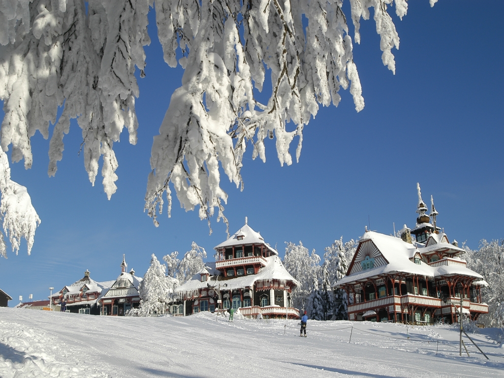 Куда лучше поехать в феврале. Чехия природа зимой. Курорты Азии зимой. Горы в Чехии зимой. Зимний курорт название.