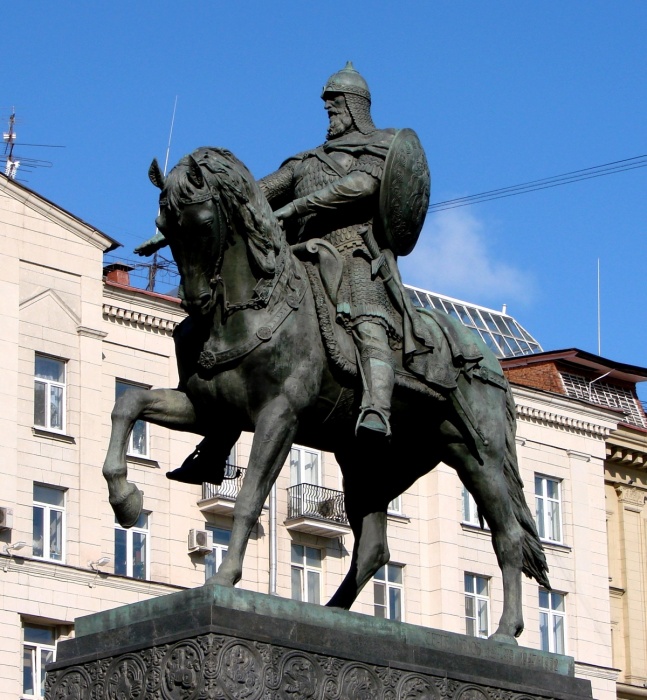 Памятник юрия. Памятник Юрию Долгорукому в Москве. Памятник Юрию Долгорукому на Тверской площади. Памятник Юрию Долгорукому в Москве фото. Памятник князю Долгорукому Москва.