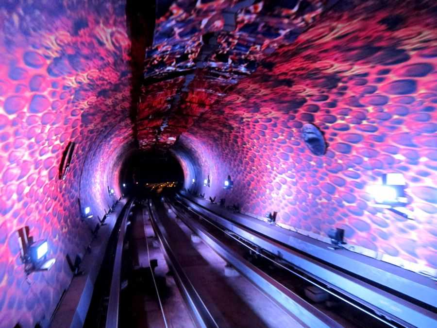 Включи красивую станцию. Туннель Bund Sightseeing, Шанхай, Китай. Шанхай метро красивые станции. Тоннель в Шанхае. Тоннель под рекой Хуанпу.