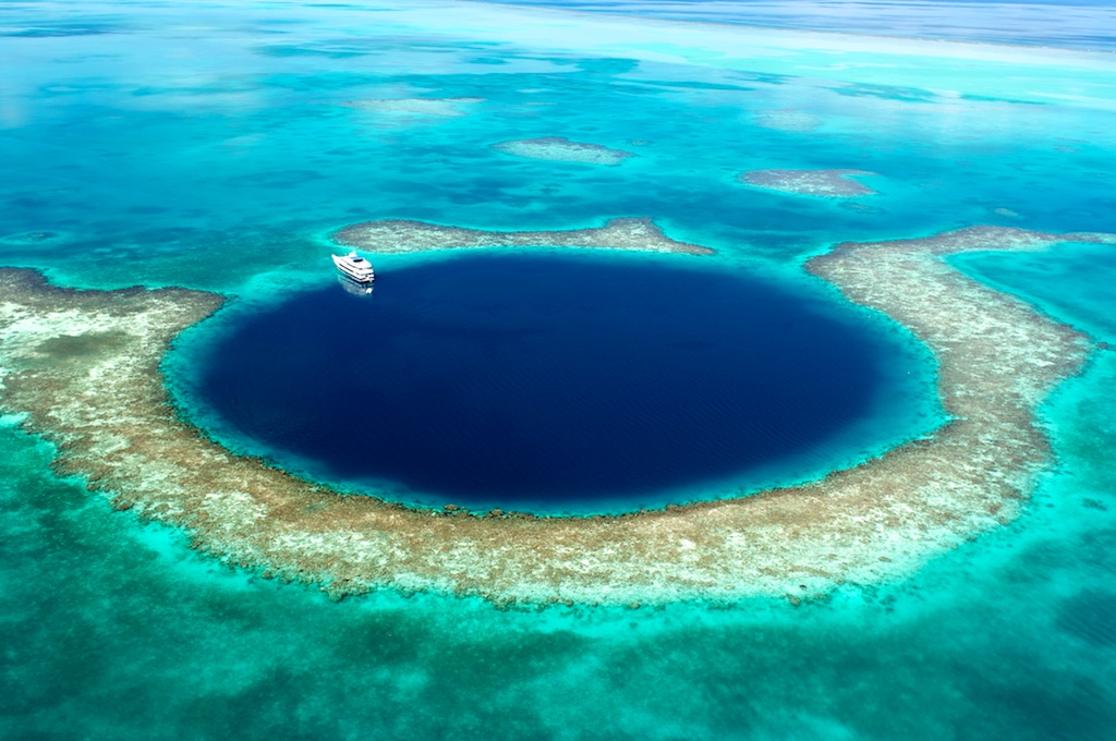 Самое глубокое место. Голубая впадина Белиз. Большая голубая дыра, Лайтхаус-риф глубина. Парк Blue hole Белиз. Тонга Океанская впадина.