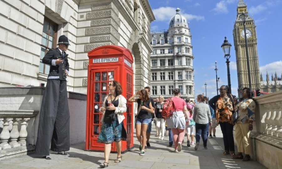 В лондоне жена жила. Люди на улицах Лондона. Великобритания люди на улице. Жить в Лондоне. Туристы в Лондоне.