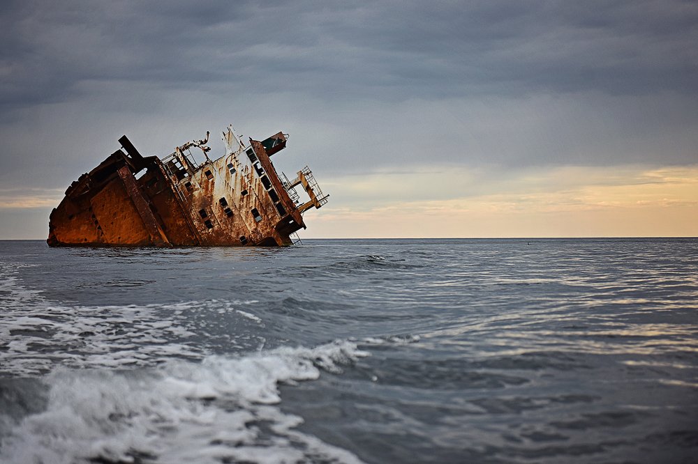 Корабль тонет. Затонувший корабль Кара-Кармен. Кара Кармен корабль в Феодосии затонувший. Кладбище кораблей в финском заливе. Корабль «Портсмут затонул.