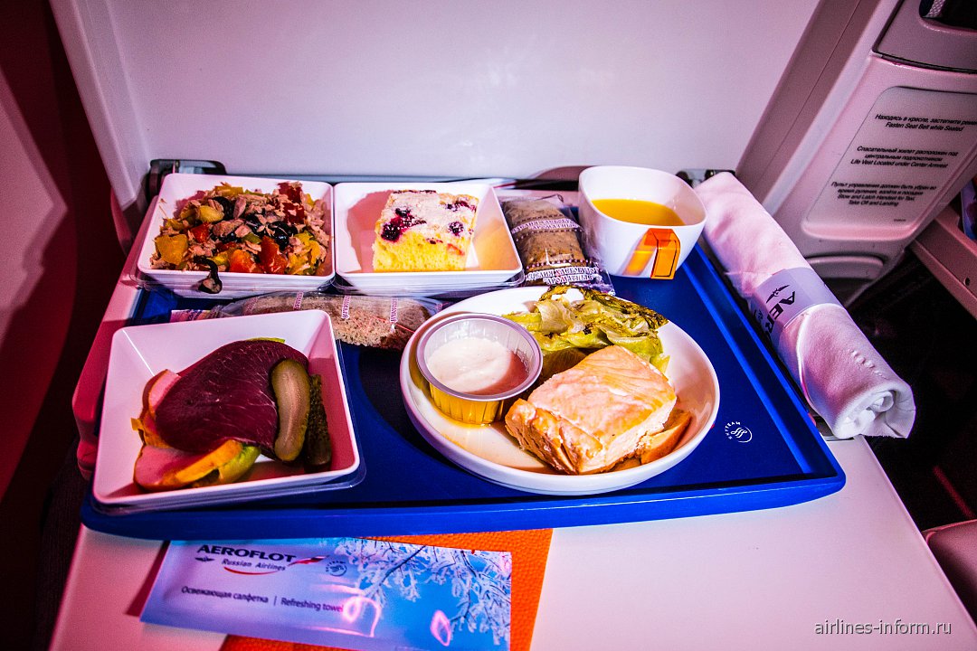Авиабилеты аэрофлот бангкок. Aeroflot Comfort class питание. Бортпитание Аэрофлот. Обед в самолете Аэрофлот. Еда в самолете комфорт.