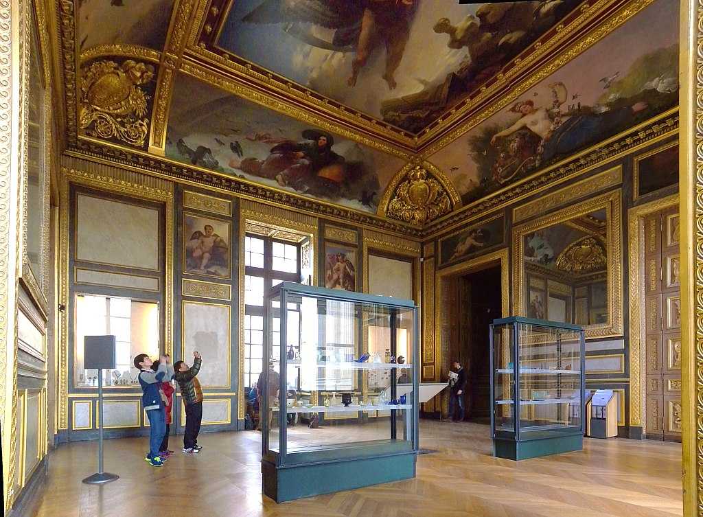 Где находится знаменитый музей. Лувр Сюлли. Галерея в Париже Лувр. Музей изобразительных искусств Лувр. Зал Сюлли Лувр.