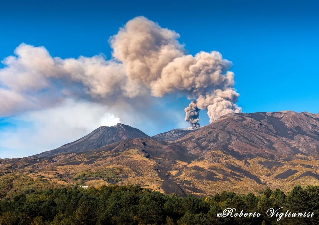 Действующий вулкан на сицилии. Этна Сицилия. Вулкан Этна в Италии. Вулкан на Сицилии. Гора Этна Италия.