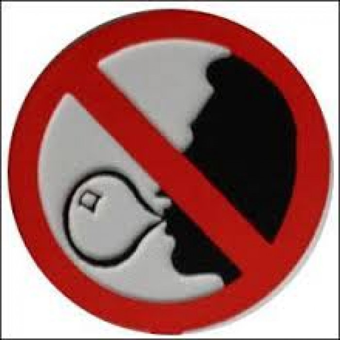 Можно ли мусульманину жвачку. Запрет на жвачку. Табличка запрещено жевательная резинка. Запрещено жевать жевательную резинку. Знак жвачка запрещена.