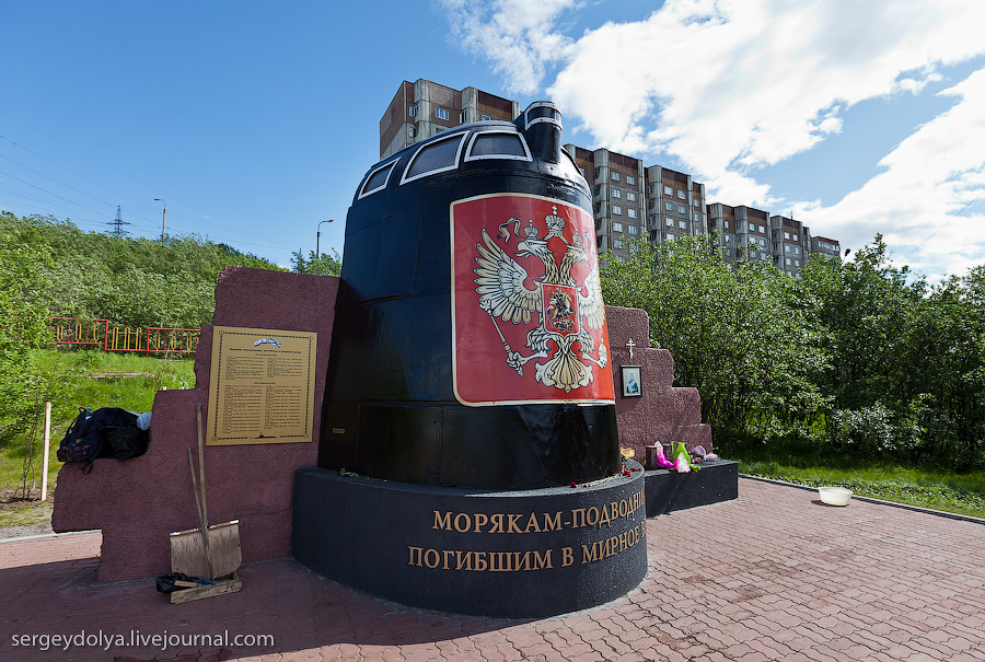 Мурманск памятники фото. Мемориальный комплекс морякам Мурманск. Мемориал морякам в Мурманске. Памятник морякам подводникам в Мурманске. Памятник погибшим Мурманск.