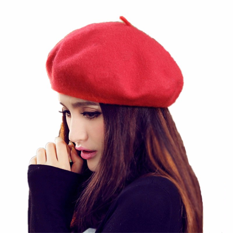 She hat got. Кандибобер шапка. Красная беретка. Берет красный. Женщина в берете.
