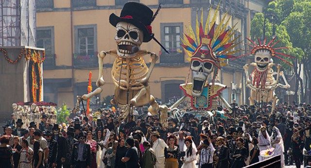 Актуальность дня мертвых. Санта Муэрте Мексика карнавал. Карнавал мертвых в Мексике. Парад смерти Мексика.