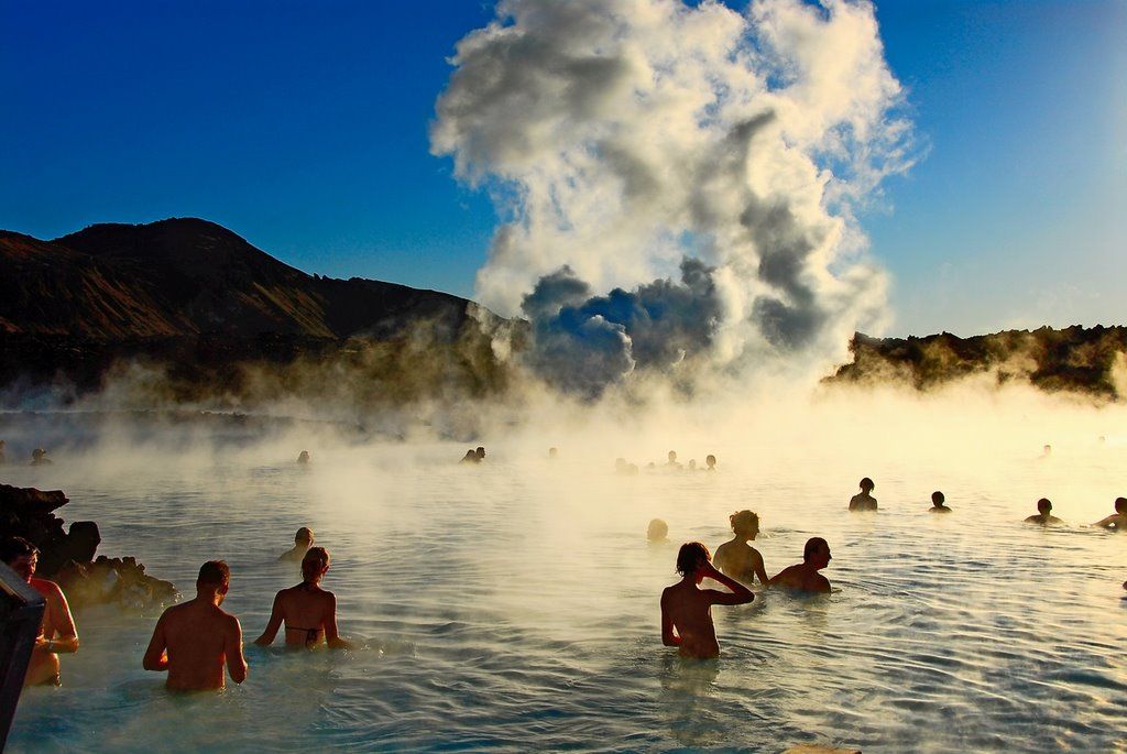 Купание в горячей воде. Голубая Лагуна Исландия. Исландия озеро голубая Лагуна. Геотермальное озеро голубая Лагуна. Исландия горячие источники голубая Лагуна.