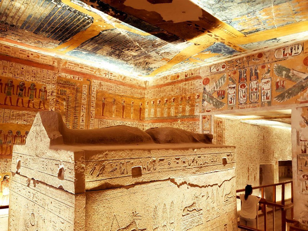 Страна где для погребения фараонов строили пирамиды. Гробница Тутанхамона в долине царей. Гробницы в Египте Луксор. Долина царей в Египте Гробница Рамзеса. Луксор храм Хатшепсут внутри.