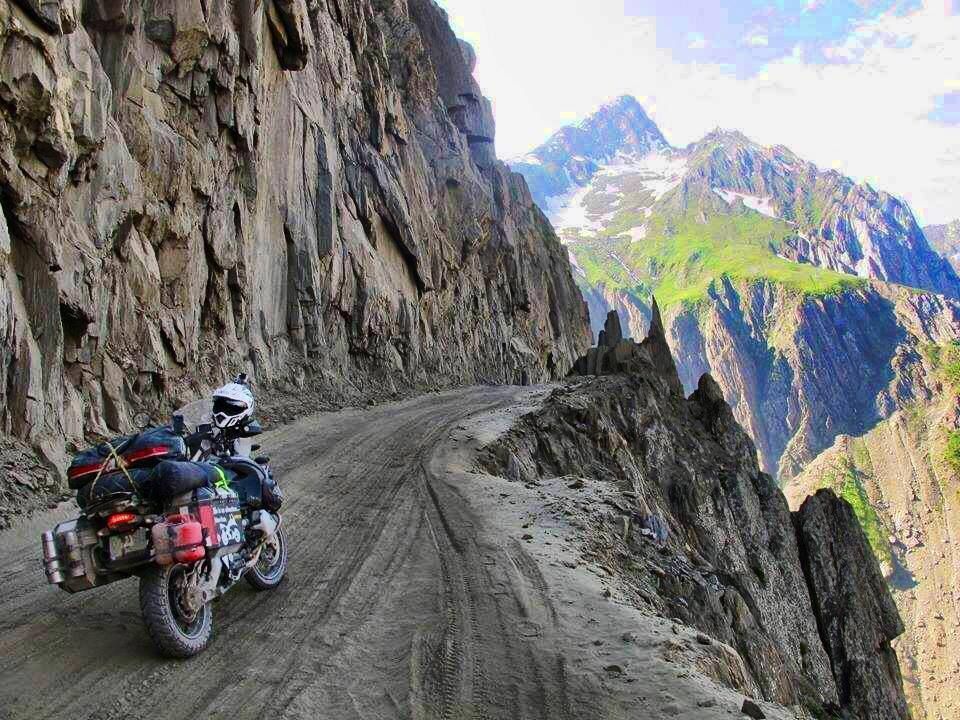 Путешествуют на мотоциклах. Мотоциклетный туризм. Мотоцикл для путешествий. Эндуро путешествия. Путешествие на мотоцикле в горах.