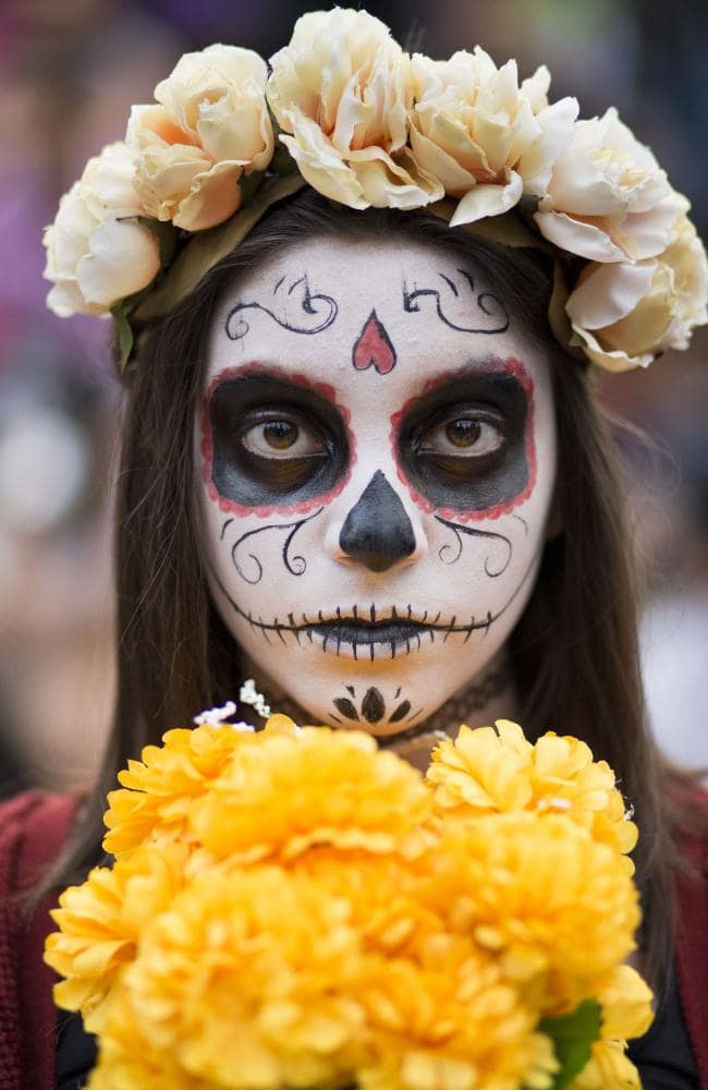 Праздник мертвых в Мексике. Карнавал в Мексике день мертвых. Фестиваль смерти в Мексике. Праздник в Мексике день мертвых. Хэллоуин умерло