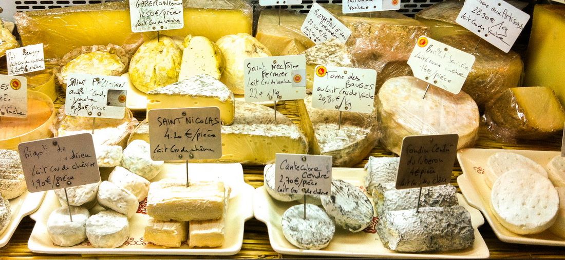 Купить сыр рязань. Сырная Лавка Франция. Сыры в магазине. Оформление сырной витрины. Название сырной лавки.