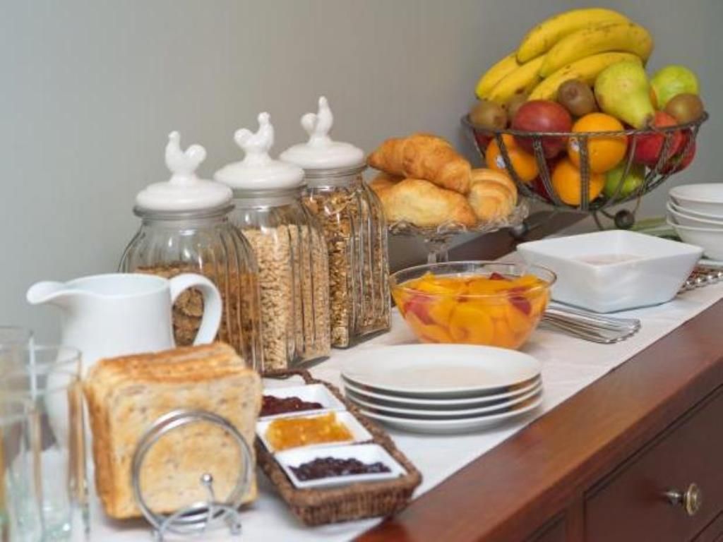 Continental breakfast explained. Континентальный завтрак в гостинице что это. Расширенный завтрак в гостинице. Поздний завтрак в гостинице. Завтрак шведский стол в гостинице.