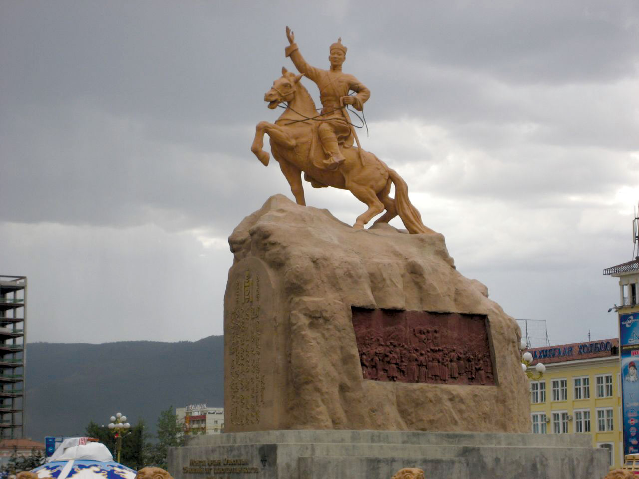 Улан батор памятник. Памятник Сухэ Батору в Улан Баторе. Площадь Сухэ-Батора Улан-Батор. Монголия памятник Улан Батор. Площадь Сухэ-Батора Монголия.