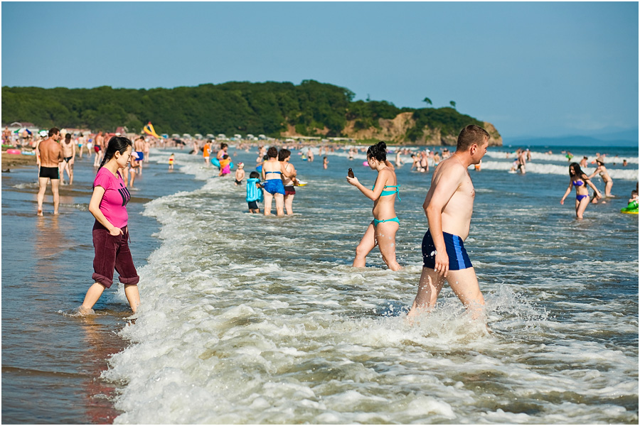 Ли летом. Японское море Владивосток пляж. Владивосток море купаться. Желтое море купаться.