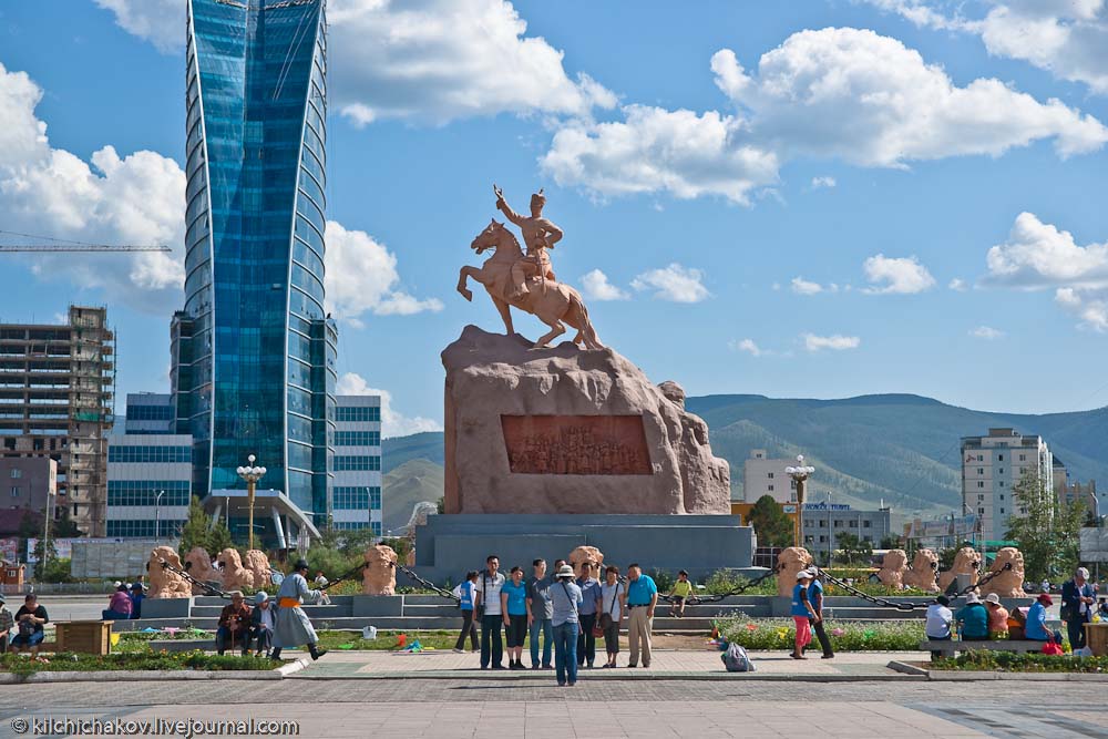 Улан батор памятники. Монголия Улан Батор. Площадь Сухэ-Батора Монголия. Монголия столица Улан Батор. Монголия столица Улан Батор достопримечательности.