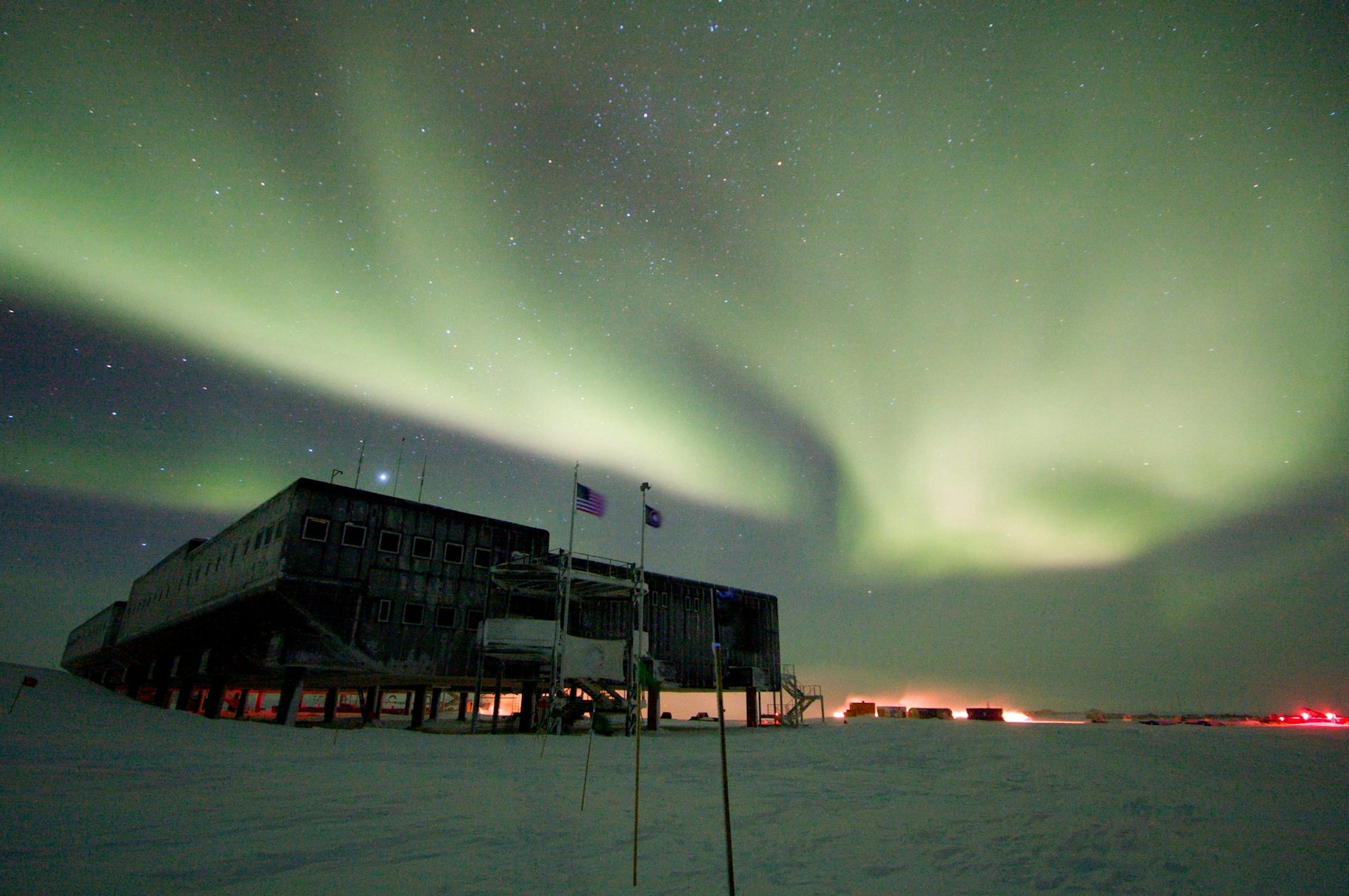Южный полюс день и ночь. Станция Амундсен Скотт. Амундсен Скотт антарктическая станция. Американская Полярная станция Амундсен-Скотт. Американская научная станция Амундсен‑Скотт в Антарктиде.