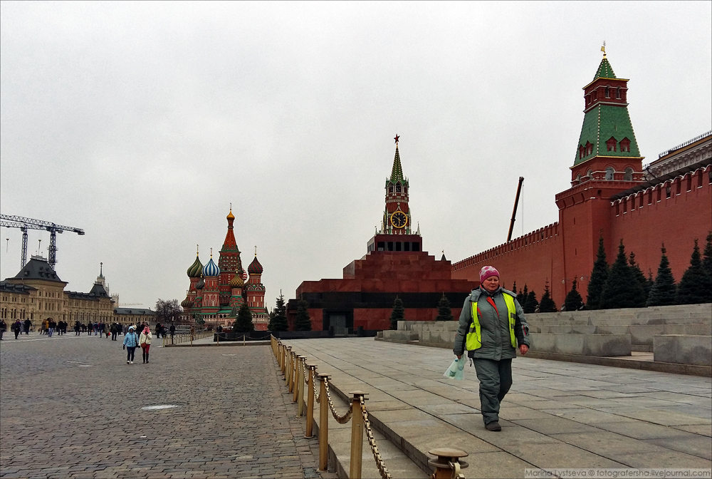 Я покажу тебе москву бесплатные. Туалет на красной площади в Москве бесплатно. Москвич на красной площади. Столбы на красной площади. Красная площадь 2005.