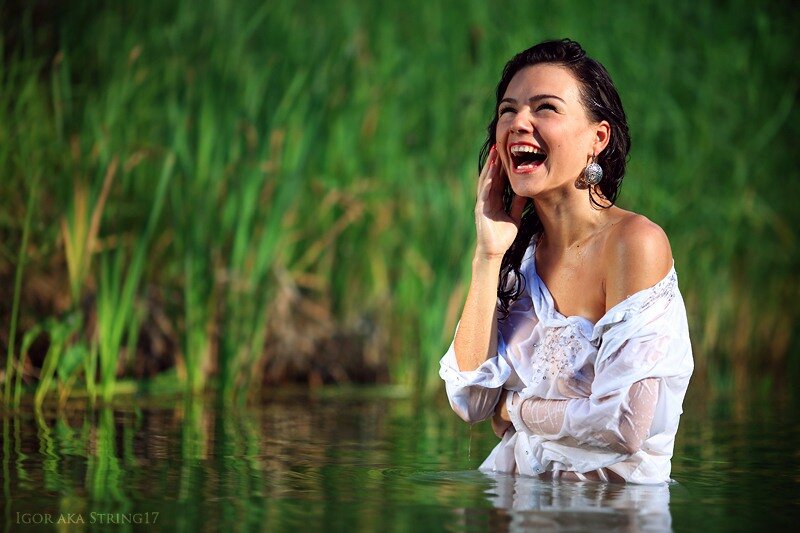 Y photo. Образ для фотосессии у воды. Фотосессия в воде в рубашке. Фотосессия в речке в рубашке. Фотосессия у воды девушка в рубахе.