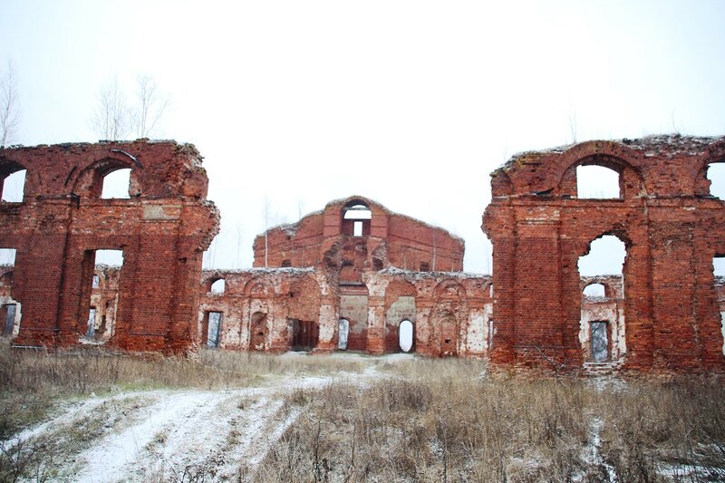 Селищи новгородская область. Аракчеевские казармы Селищи. Аракчеевские казармы Старая Русса. Аракчеевские казармы в Новгородской области медведь. Казармы Аракчеева в Новгородской области.