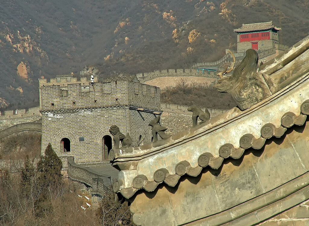Строительство китайской стены история 5 класс. Китайская стена снизу. Китай Великая китайская стена. Великая китайская стена раскопки. Великая китайская стена сбоку.
