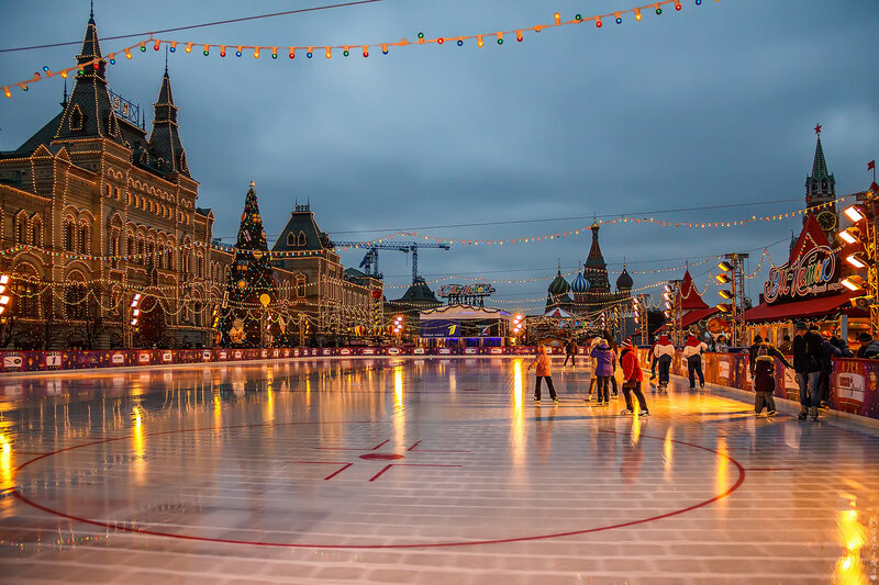 Гум каток москва. ГУМ каток. Красная площадь ГУМ. Каток ГУМ У Кремля. Каток ГУМ без людей.