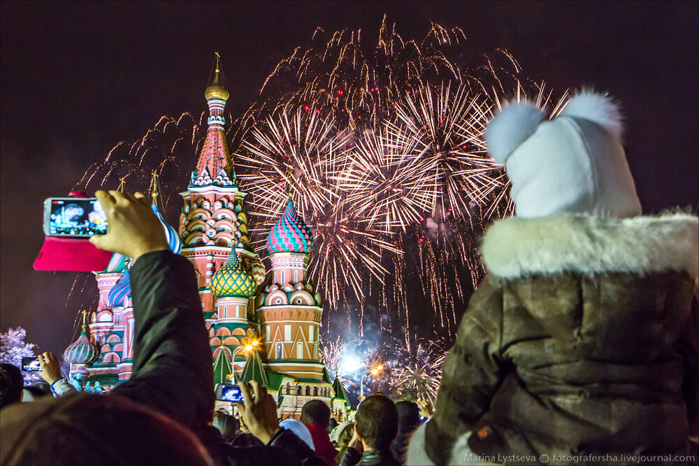 С какого года отмечают новый год. Красная площадь новый год. Празднование нового года на площади. Празднование нового года на красной площади. Встреча нового года на площади.