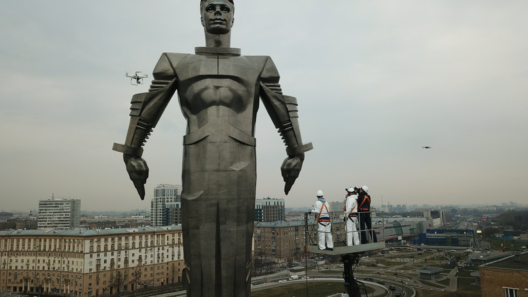 Где находится памятник гагариной. Памятник Юрию Гагарину в Оренбурге. Памятник космонавту Юрию Гагарину. Нововоронеж памятник Юрию Гагарину. Юрий Гагарин памятник Свердловский.