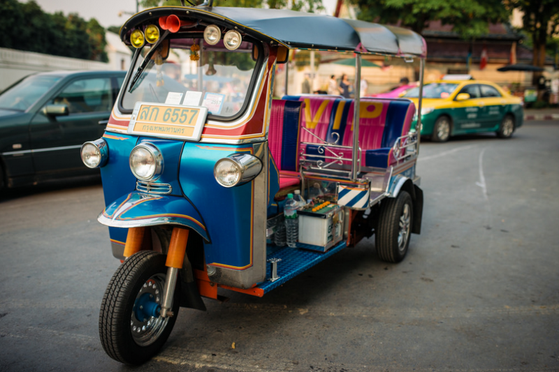 Тук тук фото. Tuc tuc машина. Сонгтео. Тайский тук тук. Мотоколяска тук тук.