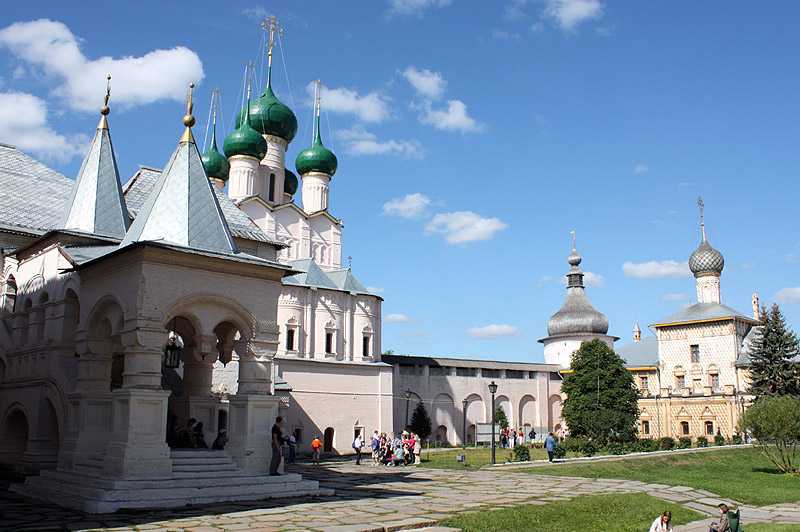 Покажи город ростов. Ростов Великий храмовый комплекс. Главная достопримечательность Ростова Великого. Ростов Великий древнерусский город центр туризма. Исторические памятники Ростова Великого.