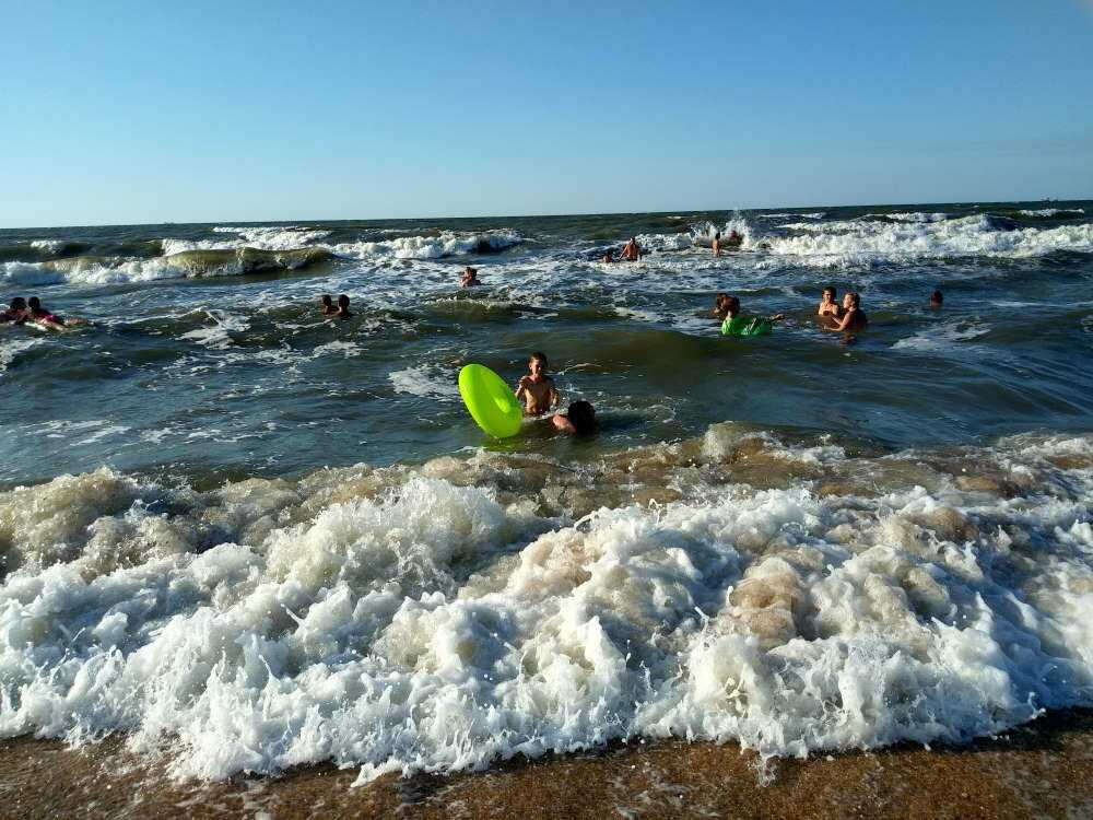 Море станица. Станция Голубицкая Азовское море. Голубицкая Азовское шторм. Ейск станица Голубицкая. Азовское море 2021 Голубицкая.