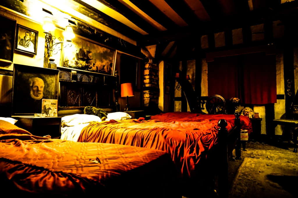 Отель с привидениями. Отель Ancient Ram Inn, Глостершир, Англия. Отель Ancient Ram Inn. Гостиница с привидениями 1907. Призрак в гостинице.