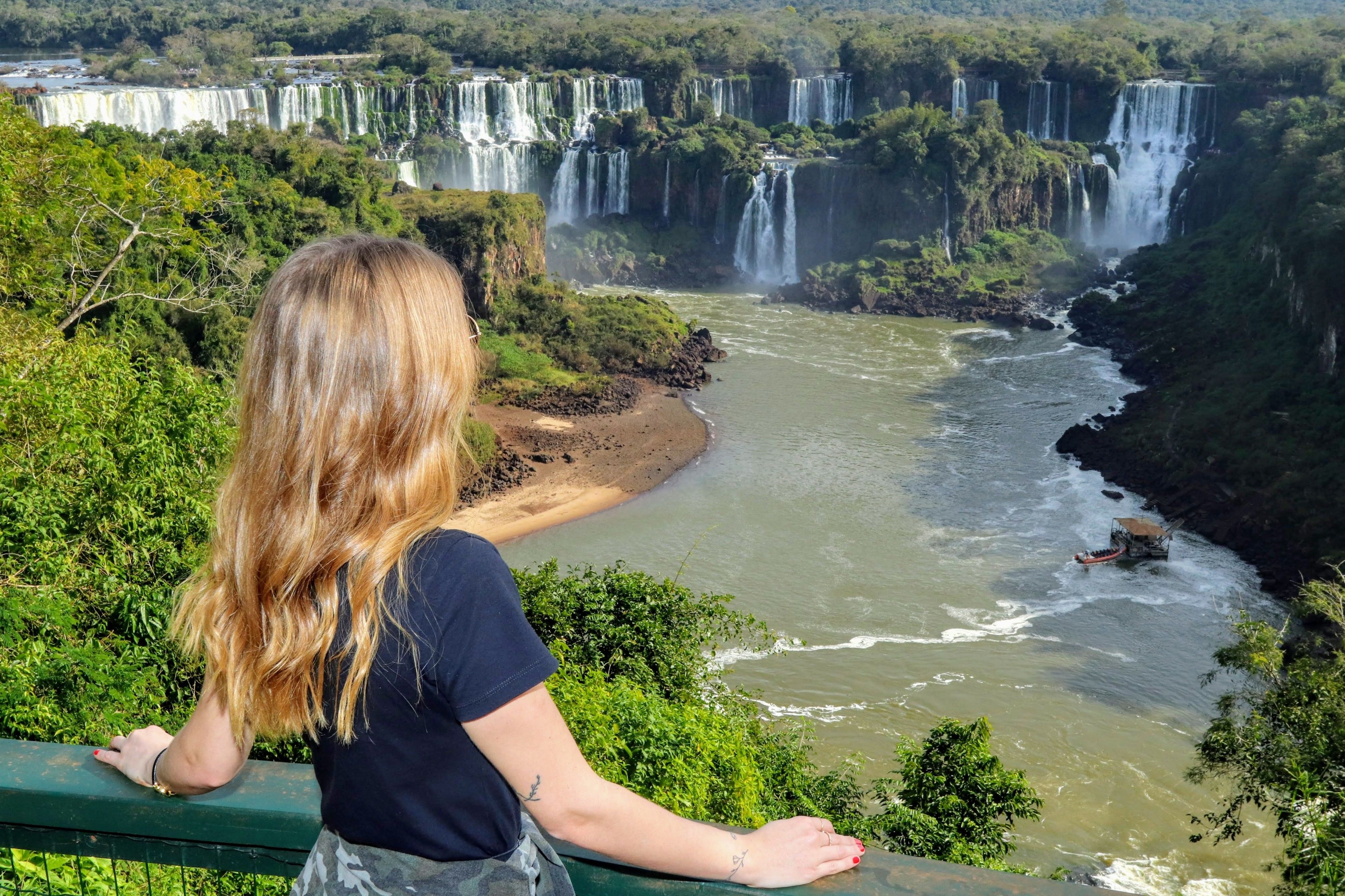 Водопады для туристов. Бразилия водопады Игуасу. Водопады Фос Ду Игуасу.