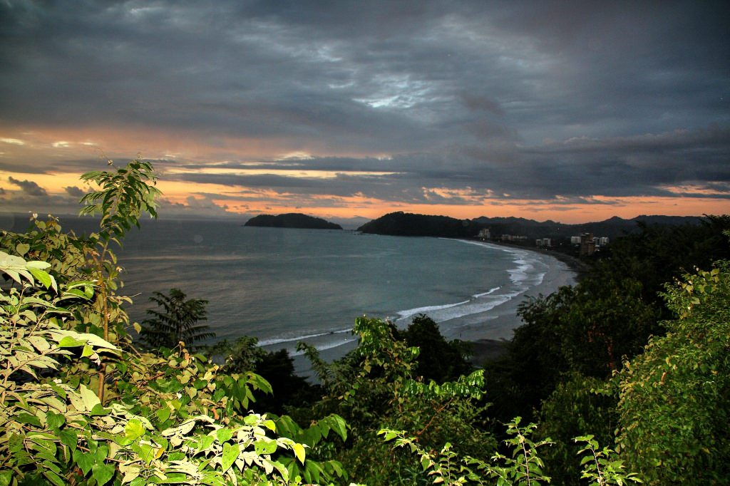 Коста рика северная. Хако Коста Рика. Пляж Хако Коста Рика. Сан-Хосе (Коста-Рика). Город Хако.