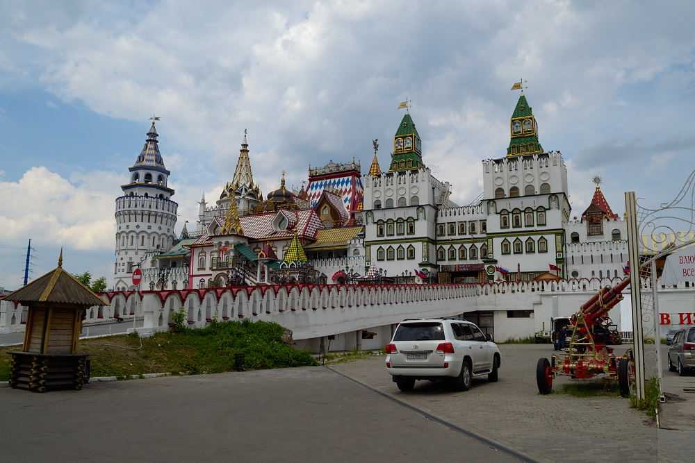 Измайловский кремль какое метро. Измайловский Кремль Москва. Метро Партизанская Измайловский Кремль. Реконструкция Измайловского Кремля. Измайлово Кремль территория.