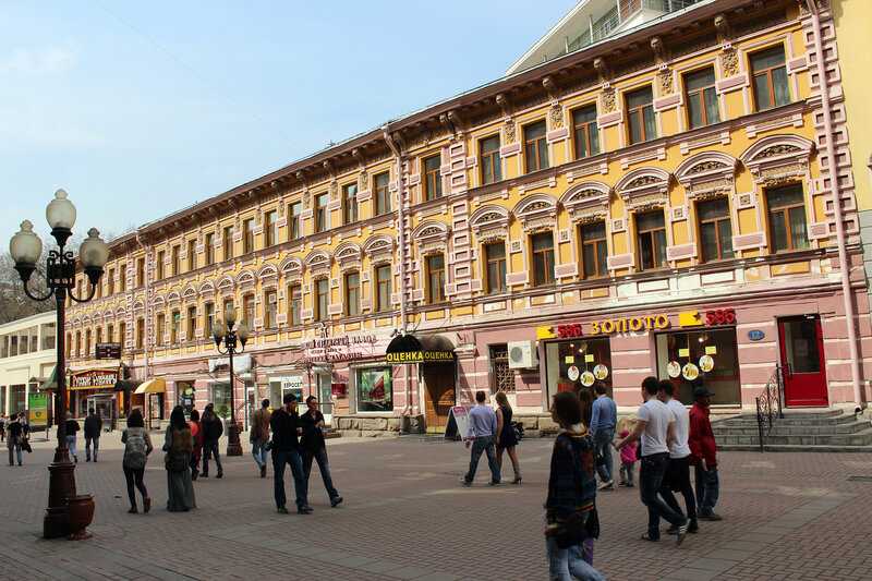 Где арбат в москве. Арбат 2005 год. Школа Грибоедова старый Арбат. Улица Арбат университет. Старый Арбат дом 9.