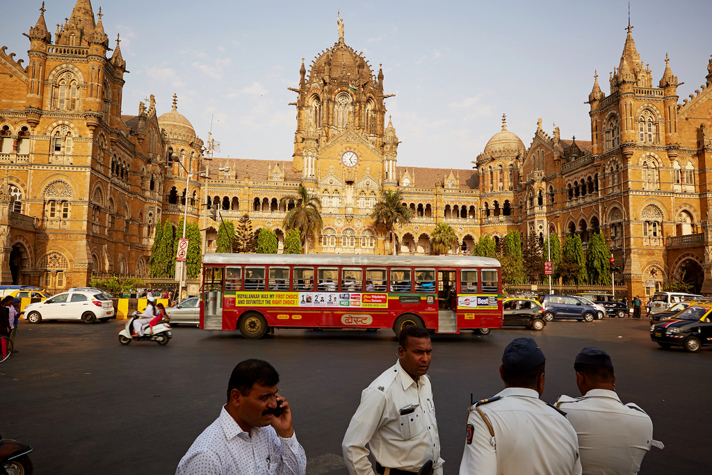 Мумбаи сити индия он трек. Дели Индия Бомбей. Индия Бомбей достопримечательности. Вокзал Виктории в Индии. Достопримечательности Мумбаи Индия.