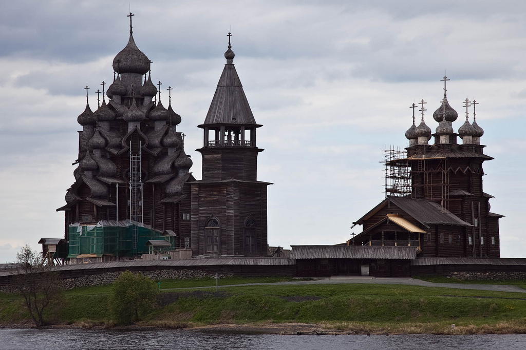 Колокольня кижского погоста. Шатровая колокольня Кижи. Шатровая колокольня Кижи Карелия. Шатровая Церковь остров Кижи. Шатровая колокольня Кижи внутри.