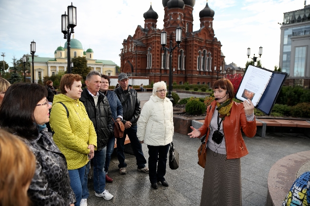 Группа туристов с экскурсоводом