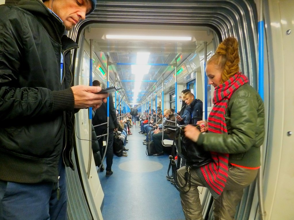 Народ в метро москва. Метро внутри. Люди в вагоне метро. Метро внутри с людьми. Люди в метро Москвы.