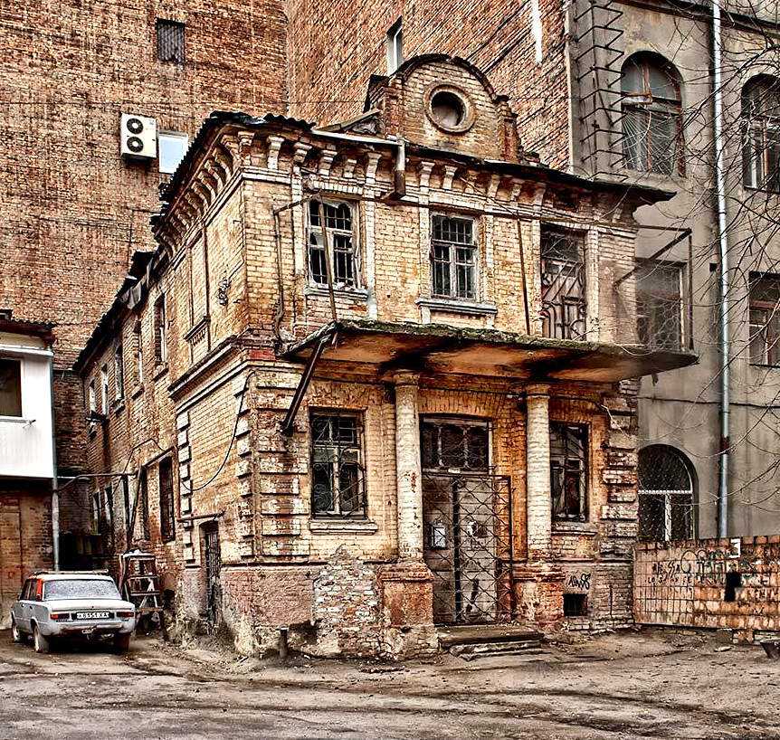 Старейшие постройки россии. Флигель Дворницкая Петербург. Старинный дом. Старые дома. Старинное здание.