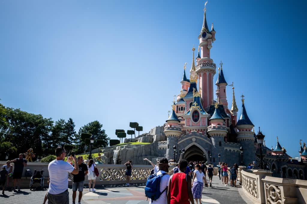 Cual es el aeropuerto mas cercano a disneyland paris