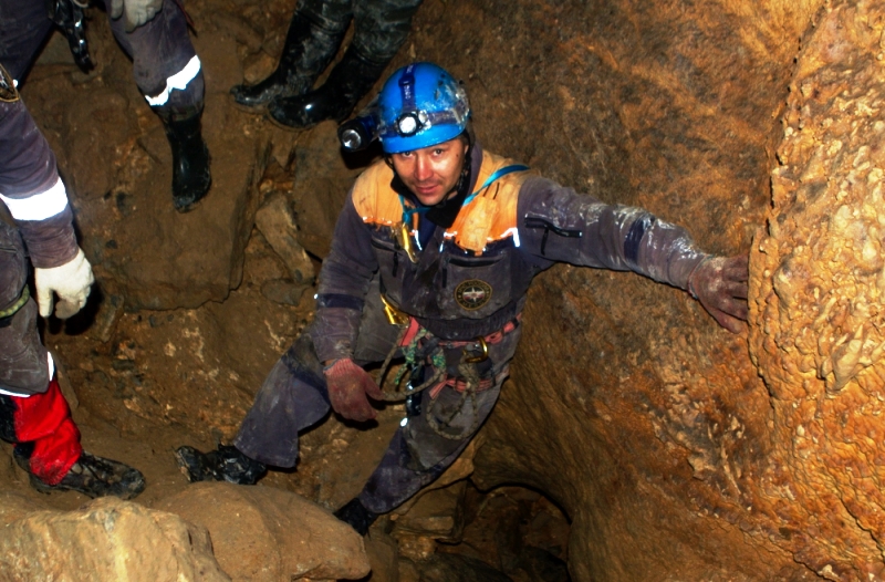 Какую вещь бекки нашли спасатели в пещере. МЧС город находка. Спасатели в пещере. Передвижение спасателей в пещерах. Спасатели горные в пещерах.