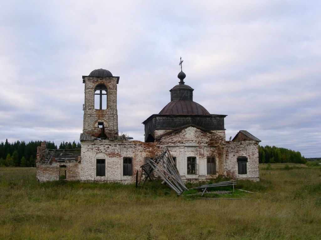 Архангельская область ленский. Церковь в селе Ленское Калужская область. Яренск церкви и храмы. Деревня Тохта Архангельской области. Заброшка коровник в Яренске Архангельской области Ленского района.